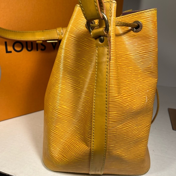 Louis Vuitton gold epi petit Bucket bag with drawstring authenticated o er $500. - Picture 5 of 15
